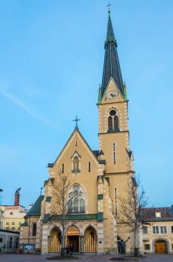 VILLACH, AUSTRIA, 20 Şubat 2016: Avusturalya şehir köyündeki Aziz Nai Kilisesi manzarası