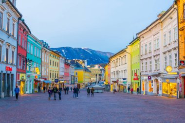 VILLACH, AUSTRIA, 20 Şubat 2016: Günbatımında Avusturya şehir köyünün hauptplatz ana meydanı manzarası.