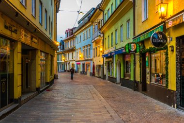 VILLACH, AUSTRIA, FEBRUARY 20 Şubat 2016: Avusturya şehir köyünün gece hayatının merkezi olan bar ve restoranlarla dolu dar bir caddenin manzarası
