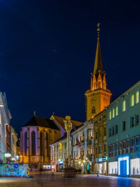 VILLACH, AUSTRIA, 20 HABRUARY 2016: Avustralya 'nın köyündeki Aziz Jakob kilisesinin bulunduğu ana meydanın gece görüşü
