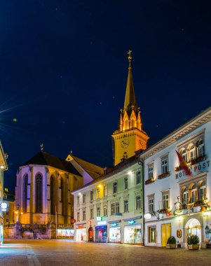 VILLACH, AUSTRIA, 20 HABRUARY 2016: Avustralya 'nın köyündeki Aziz Jakob kilisesinin bulunduğu ana meydanın gece görüşü