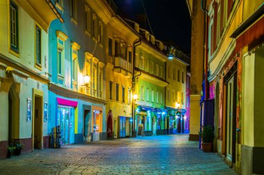 VILLACH, AUSTRIA, FEBRUARY 20 Şubat 2016: Avusturya şehir köyünün gece hayatının merkezi olan bar ve restoranlarla dolu dar bir caddenin manzarası