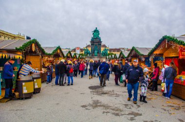 VIENNA, AUSTRIA, 19 ARALIK 2015: İnsanlar Maria Theresien Meydanı 'nda gerçekleşen bir Noel pazarında çeşitli makaleler satın alıyorlar.