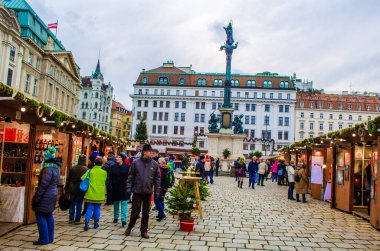 VIENNA, AUSTRIA, 19 ARALIK 2015: İnsanlar am Meydanı 'nda gerçekleşen bir Noel pazarında çeşitli makaleler satın alıyorlar.