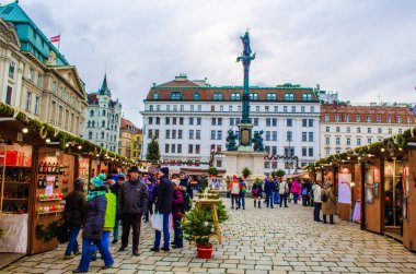 VIENNA, AUSTRIA, 19 ARALIK 2015: İnsanlar am Meydanı 'nda gerçekleşen bir Noel pazarında çeşitli makaleler satın alıyorlar.