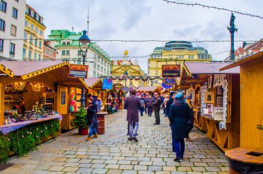 VIENNA, AUSTRIA, 19 ARALIK 2015: İnsanlar am Meydanı 'nda gerçekleşen bir Noel pazarında çeşitli makaleler satın alıyorlar.