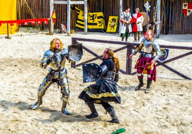 DETENICE, CZECH REPUBLIC, 25 Nisan 2015: Czech cumhuriyetindeki gözaltı sarayında gerçekleşen şövalye gösterisi, atçılık, kılıç dövüşü ve ortaçağ yaşamının çeşitli sanatlarını genel olarak gösteriyor.