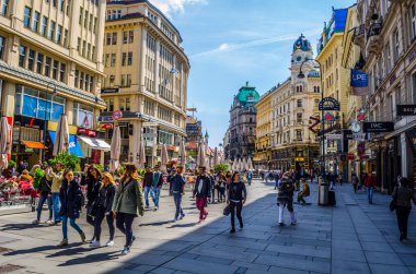 Vienna, AUSTRIA, 15 Mayıs 2015. Viyana 'da Graben Caddesi' nde yaya turistler. Viyana 'nın nüfusu 1,68 milyon kişi, Viyana ise nüfusun en büyüğü Avusturya kentidir.