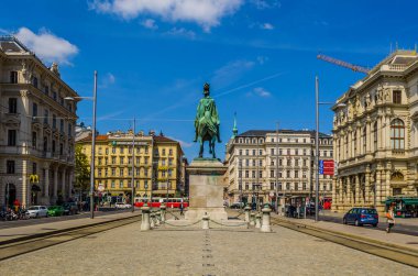 Viyana, AUSTRIA, 31 Mayıs 2015: Schwarzenbergplatz, Viyana, Avusturya. Viyana 'da yılda 10 milyondan fazla ziyaretçi oluyor. Karl Phillip Schwarzenberg 'in heykeline doğru bakın.