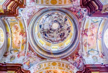MELK, AUSTRIA, 16 Mayıs 2015: Melk Abbey, Avusturya 'da tavan resmi. Abbey Kilisesi, Avusturya 'nın en güzel kiliselerinden biri olarak kabul edilir..