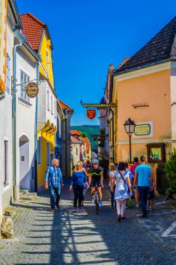 DURNSTEIN, AUSTRIA, 16 Mayıs 2015: Vachau Vadisi 'ndeki Tuna Nehri boyunca ortaçağ kenti Durnstein' in dar sokaklarından geçen turist sürüleri