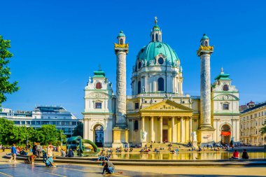 Vienna, AUSTRIA, 15 Mayıs 2015: Viyana 'daki ünlü karlskirche' nin önünden insanlar geçiyor