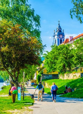 DURNSTEIN, AUSTRIA, 16 Mayıs 2015: Vachau Vadisi 'ndeki Tuna Nehri boyunca ortaçağ kenti Durnstein' in dar sokaklarından geçen turist sürüleri