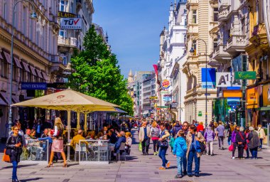 Viyana, AUSTRIA, 6 Haziran 2015: Kartner Caddesi, Orta Viyana. Viyana 'nın yayaların çoğunlukta olduğu merkezi turistler ve büyük alışveriş merkezleriyle dolu..