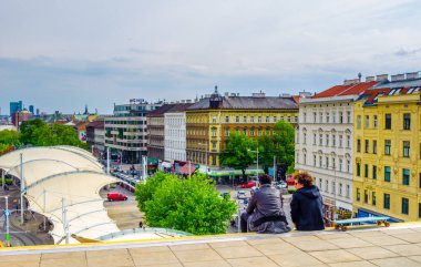 Vienna, AUSTRIA, Haziran 08, 2015: Urban-Loritz-Platz 'deki Viyana Şehir Kütüphanesi. Yeni Kütüphane ve Urban-Loritz-Square 'in yeni tasarımı son kentsel yenileme projesinde uygulandı.