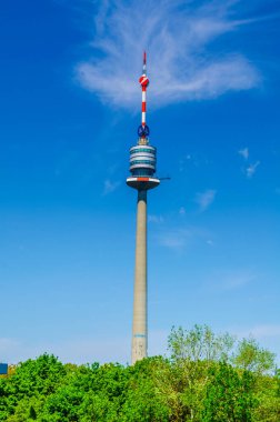 VIENNA, AUSTRIA, 15 Haziran 2015: Viyana Donauturm (Tuna Kulesi), Nisan 1964 'te açıldı, Avusturya' nın 252 metre yüksekliğinde ve dünyanın en yüksek 75 kulesi arasında yer almaktadır..