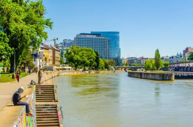 VİYANA, AUSTRIA, HAZİRAN 08, 2015: Viyana 'da Donau Kanalı boyunca insanların yaz aylarında gezdiği veya bir plaj barında oturduğu bir alanın manzarası