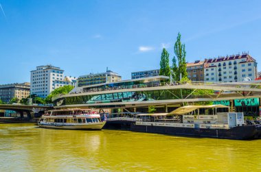 VİYANA, AUSTRIA, HAZİRAN 08, 2015: Viyana 'da Donau Kanalı boyunca iki tekne demirliyor.
