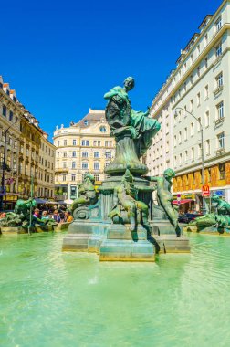 Vienna, AUSTRIA, 15 Haziran 2015: Graben bölgesinde bulunan çok güzel heykelleri ve güzel yeşil suları olan çok güzel bir çeşme
