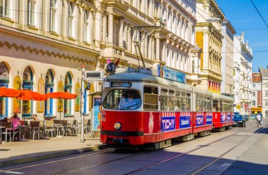 Vienna, AUSTRIA, 15 Haziran 2015: Viyana 'da OEBB tramvayı geçer. OEBB 1947 'den beri mevcuttur ve Avusturya' da 5700 km 'lik bir ağı kapsar..
