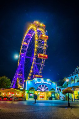 VIENNA, AUSTRIA, HAZİRAN 2016: Avusturya 'nın Viyana kentindeki Prater lunaparkındaki aydınlatılmış riesenrad dönme dolaba gece görüşü.