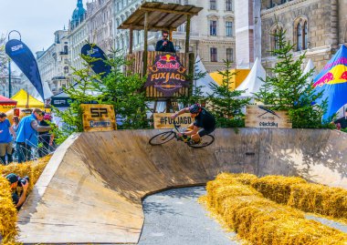 VIENNA, AUSTRIA, FEBRUARY 2, 2016: Fuchsjagd yarışmasının katılımcısı özel bir pistte dik bir virajı geçiyor.