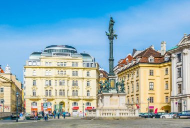 Vienna, AUSTRIA, FEBRUARY 2, 2016: Viyana 'da üzerinde Meryem Anıtı olan Am Hof Meydanı' ndaki Marian sütunu. Sütun 1664 ve 1667 yılları arasında Carlo Carlone tarafından inşa edilmiştir..