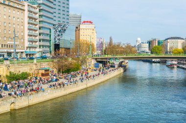 Viyana, AUSTRIA, 2 Şubat 2016: İnsanlar Viyana, Avusturya 'da Donau Channel' ın güneşli bir gününün tadını çıkarıyorlar.