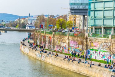 Viyana, AUSTRIA, 2 Şubat 2016: İnsanlar Viyana, Avusturya 'da Donau Channel' ın güneşli bir gününün tadını çıkarıyorlar.