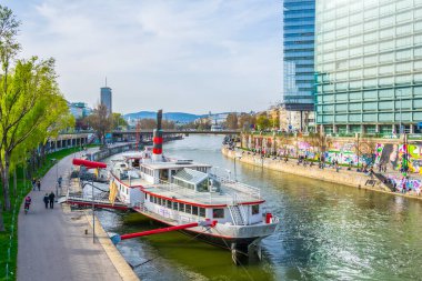 Viyana, AUSTRIA, 2 Şubat 2016: İnsanlar Viyana, Avusturya 'da Donau Channel' ın güneşli bir gününün tadını çıkarıyorlar.
