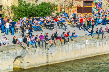 Viyana, AUSTRIA, 2 Şubat 2016: İnsanlar Viyana, Avusturya 'da Donau Channel' ın güneşli bir gününün tadını çıkarıyorlar.