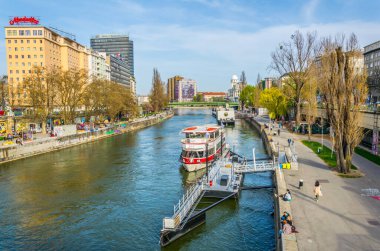 VIENNA, AUSTRIA, 2 Şubat 2016: Viyana, Avusturya 'daki Donau kanalının liman manzarası.