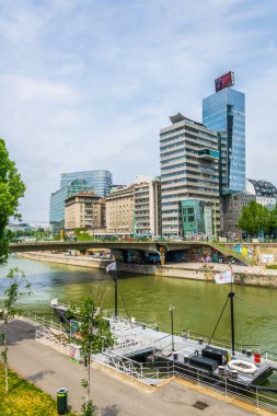 VIENNA, AUSTRIA, HAZİRAN 2016: Viyana, Avusturya 'daki Donau kanalının liman manzarası.