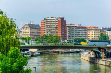 VIENNA, AUSTRIA, HAZİRAN 2016: Viyana, Avusturya 'daki Donau kanalının liman manzarası.
