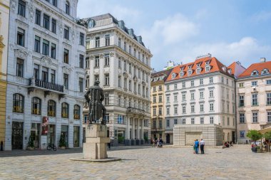 VIENNA, AUSTRIA, Haziran 2016: Avusturya 'nın orta kesimindeki Judenplatz Meydanı.