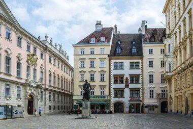 VIENNA, AUSTRIA, Haziran 2016: Avusturya 'nın orta kesimindeki Judenplatz Meydanı.