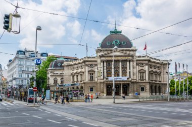 Viyana, AUSTRIA, HAZİRAN 2016: Viyana, Avusturya 'daki volkstiyatro binasının önünde insanlar yürüyor.