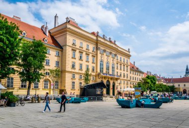 VIENNA, AUSTRIA, HAZİRAN 2016: Viyana 'nın müze squartier ilçesindeki banklarda gençler dinleniyor.