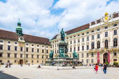 VIENNA, AUSTRIA, HAZİRAN 2016: Viyana, Avusturya 'daki Hofburg Sarayı' nın iç avlusunda insanlar yürüyor