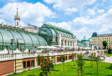 VIENNA, AUSTRIA, HAZİRAN 2016: Viyana, Avusturya 'daki Hofburg Sarayı' nın yanındaki ünlü Palmenhaus Kafe 'de insanlar yürüyor