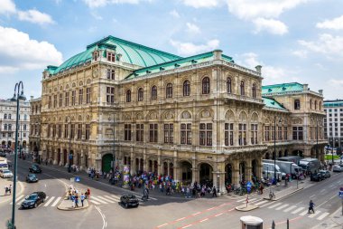 VIENNA, AUSTRIA, HAZİRAN 2016: Viyana 'daki ünlü opera binasının manzarası.
