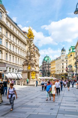 VIENNA, AUSTRIA, HAZİRAN 2016: Graben Caddesi Viyana 'da Veba Hastalıkları Anıtı (Pestsaule) ve turistlerin manzarası.