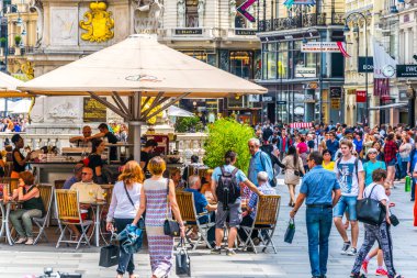 VIENNA, AUSTRIA, HAZİRAN 2016: Viyana 'da Graben Caddesi' ndeki Veba Hastalıkları (Pestsaule) anıtının yanındaki kafede güneşli bir günün tadını çıkarıyorlar.
