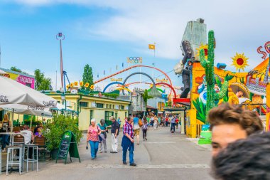 VIENNA, AUSTRIA, HAZİRAN 2016: Viyana, Avusturya 'daki Prater Lunaparkı' nda insanlar yürüyor.
