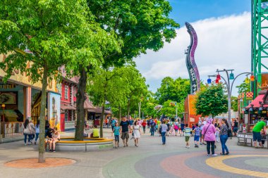 VIENNA, AUSTRIA, HAZİRAN 2016: Viyana, Avusturya 'daki Prater Lunaparkı' nda insanlar yürüyor.