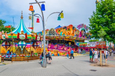 VIENNA, AUSTRIA, HAZİRAN 2016: Viyana, Avusturya 'daki Prater Lunaparkı' nda insanlar yürüyor.