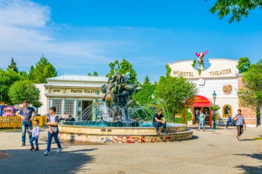 VIENNA, AUSTRIA, Haziran 2016: Avusturya 'nın Viyana kentindeki Prater Lunaparkı' ndaki Wurstel Tiyatrosu önünde bir palyaço çeşmesinin manzarası.