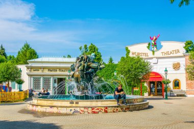 VIENNA, AUSTRIA, Haziran 2016: Avusturya 'nın Viyana kentindeki Prater Lunaparkı' ndaki Wurstel Tiyatrosu önünde bir palyaço çeşmesinin manzarası.