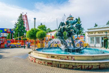 VIENNA, AUSTRIA, Haziran 2016: Avusturya 'nın Viyana kentindeki Prater Lunaparkı' ndaki Wurstel Tiyatrosu önünde bir palyaço çeşmesinin manzarası.