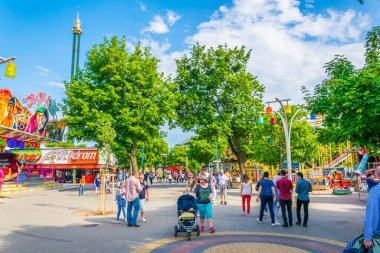 VIENNA, AUSTRIA, HAZİRAN 2016: Viyana, Avusturya 'daki Prater Lunaparkı' nda insanlar yürüyor.